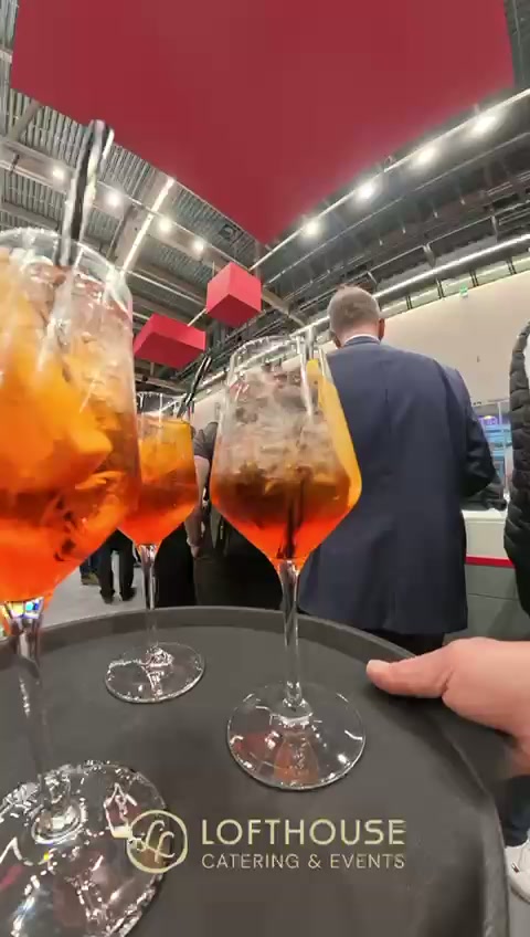 Mehrere Aperolgläser beim Getränkeservice auf der Messe Frankfurt.