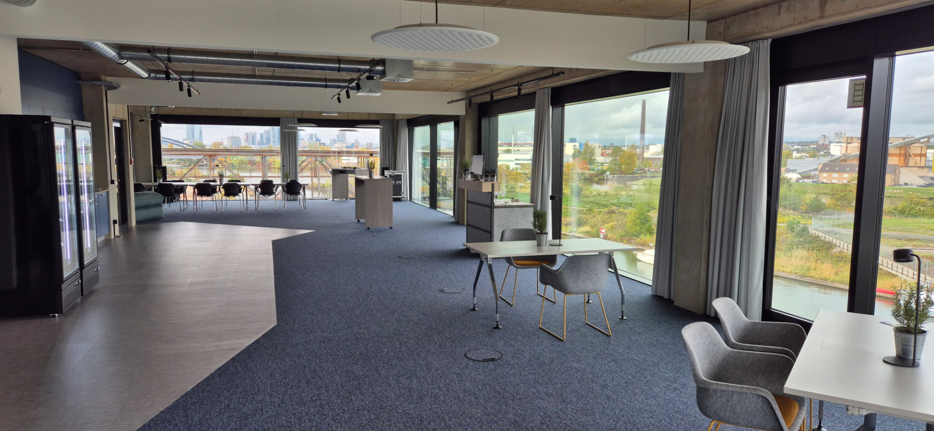 Viertes Obergeschoss des Circle Cube mit bodentiefer Fensterfront und Blick auf die Frankfurter Skyline