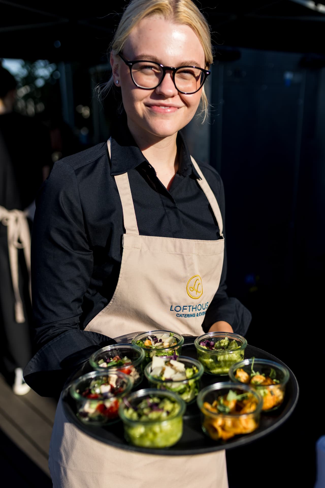 Lofthouse Servicekraft mit Catering-Bowls