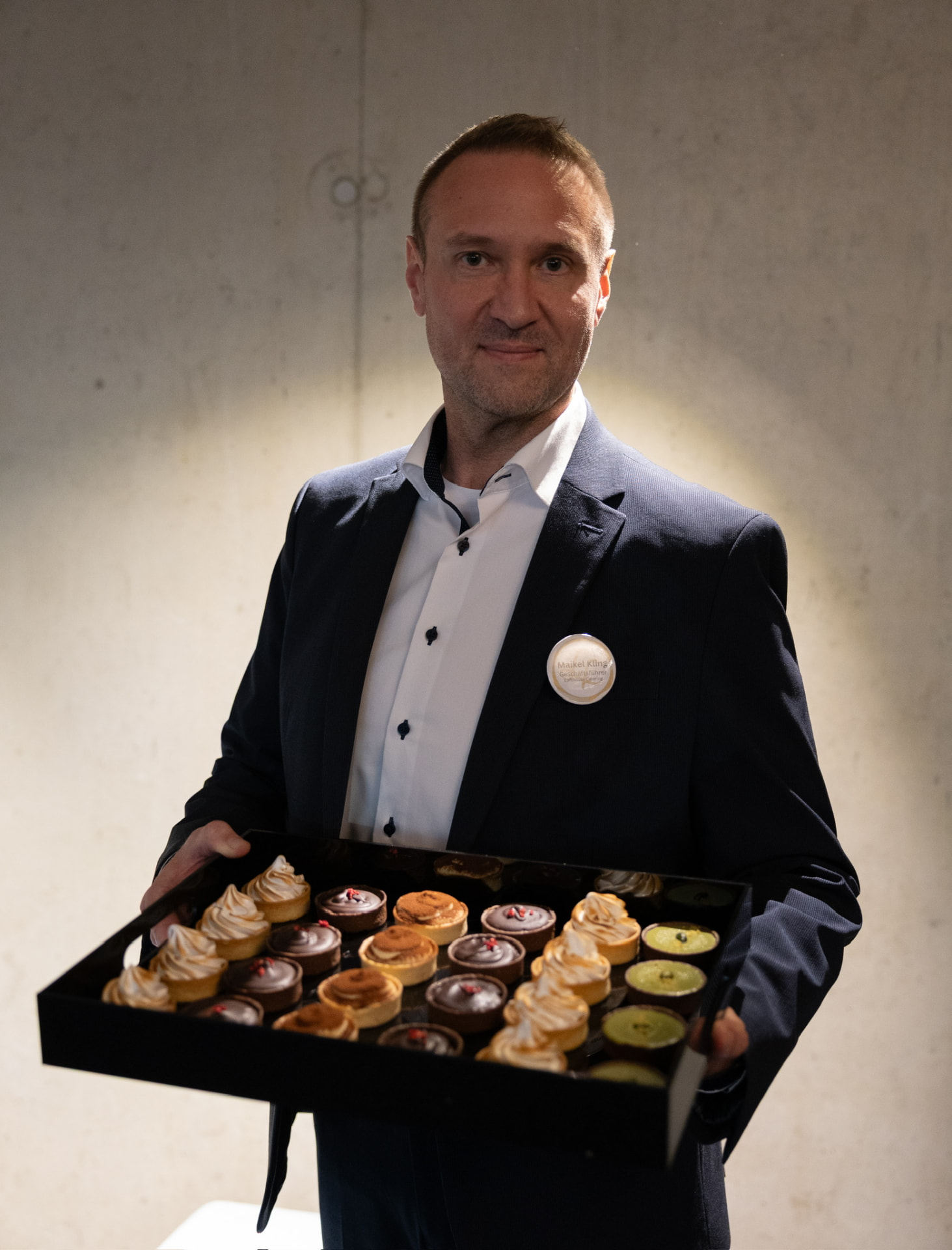 Lofthouse Servicekraft mit Desserttablett