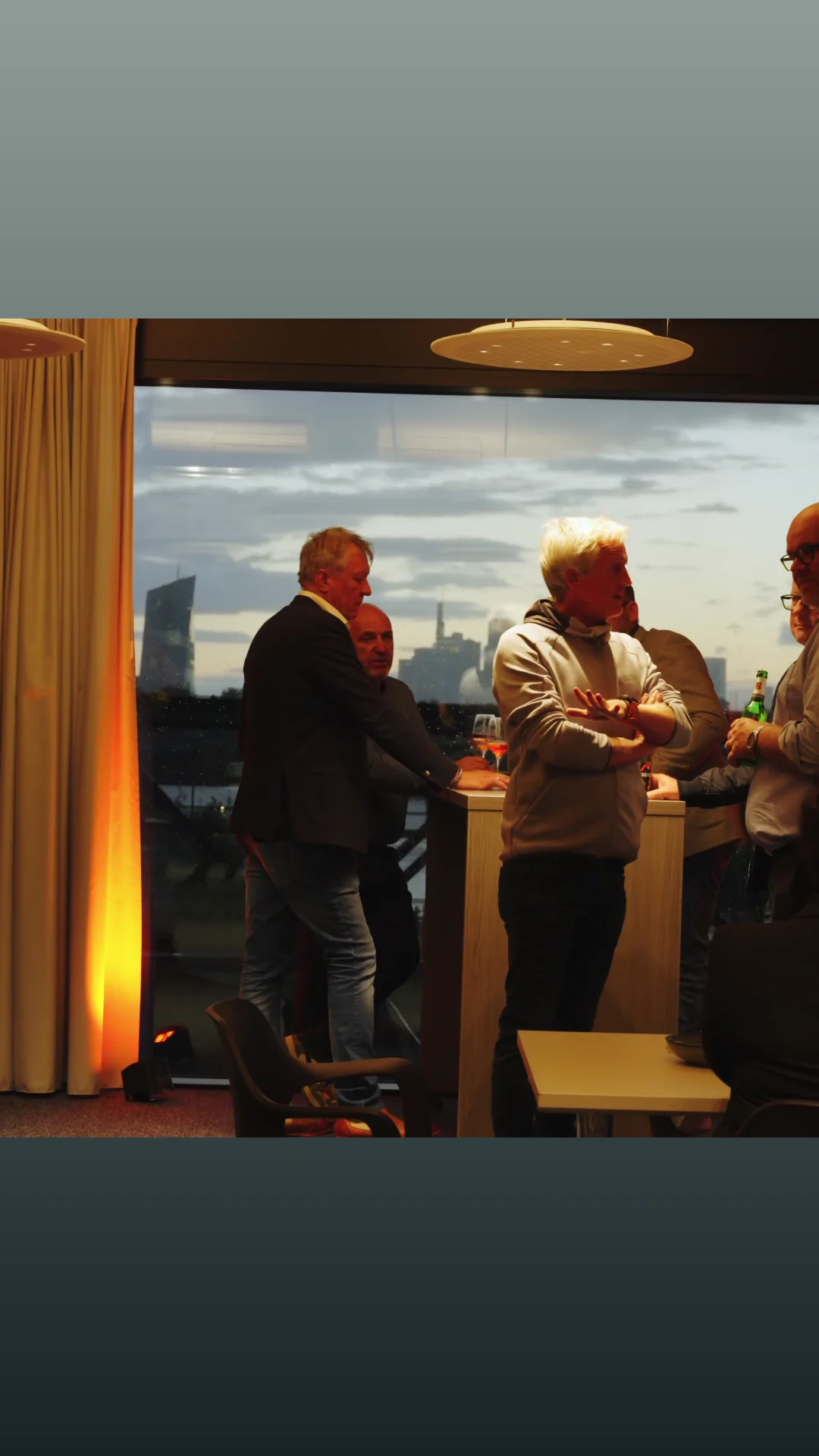 Gäste bei der Eröffnung des Circle Cube mit Blick auf die Frankfurter Skyline