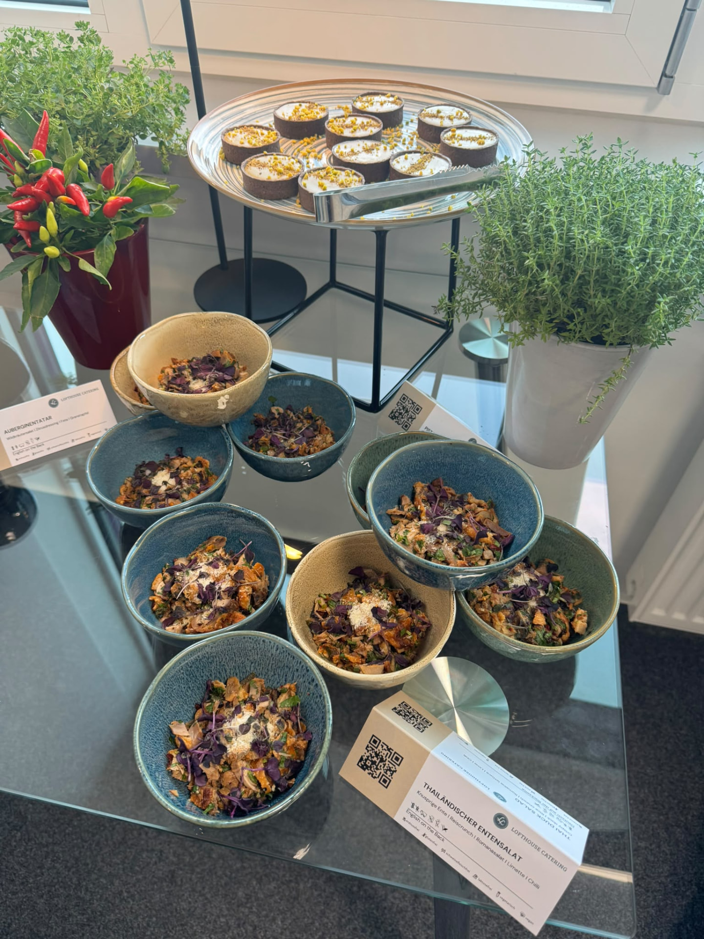 Finger- und Gabelfood-Buffet mit Desserts für Empfänge und Firmenanlässe