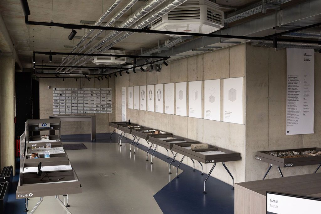Ausstellung zum kreislauffähigen Bauen mit Materialproben und Schautafeln im Circle Cube