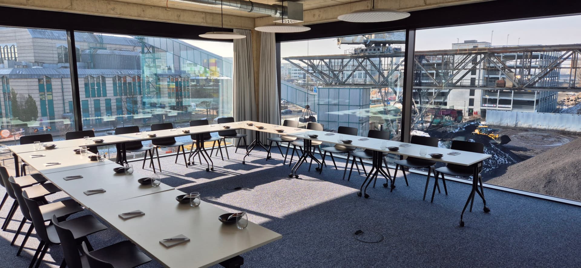 Workshopraum im Circle Cube mit U-förmiger Bestuhlung und umlaufender Fensterfront