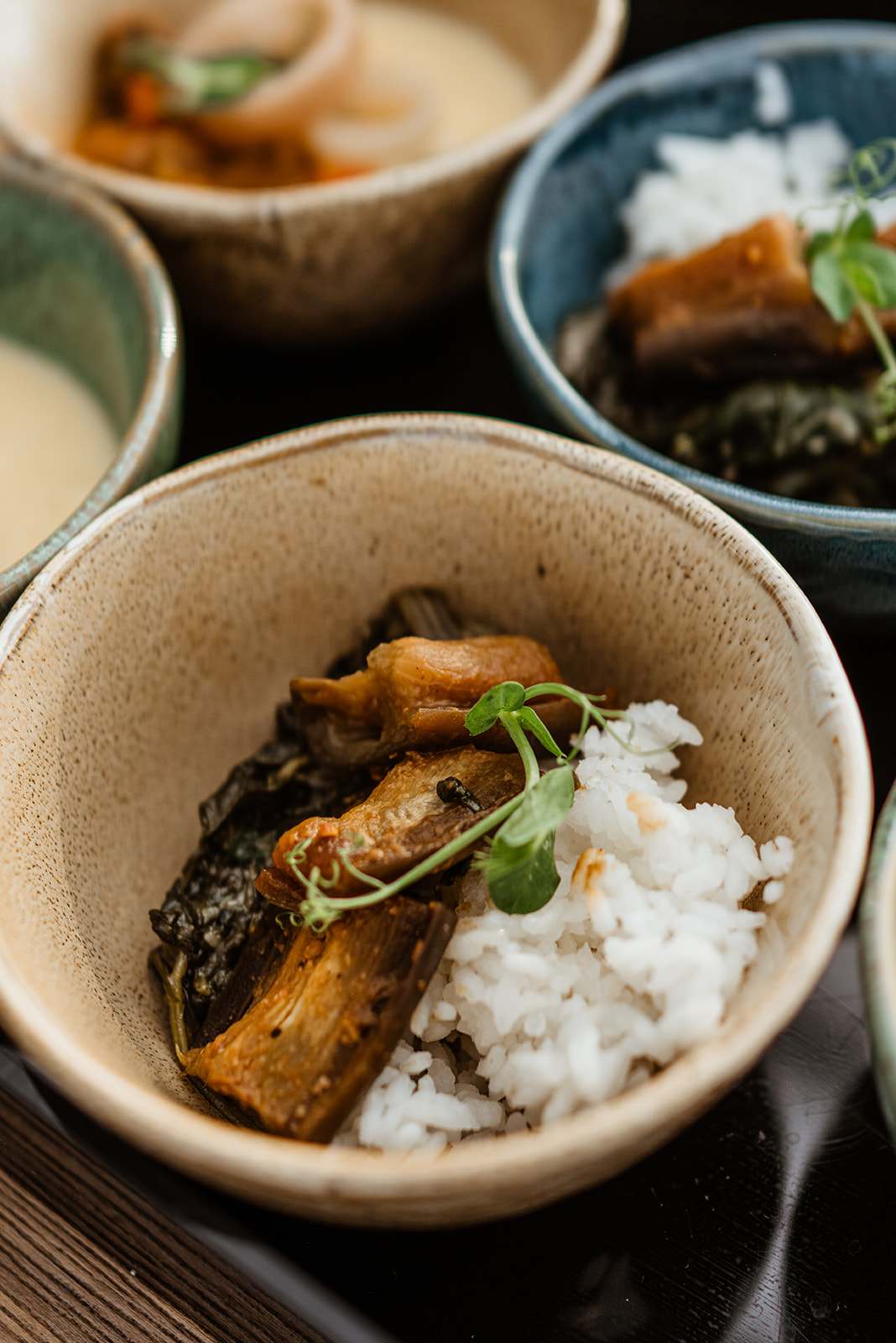 Asiatisch inspirierte Bowl mit lackierter Miso-Aubergine und Reis für VIP-Catering