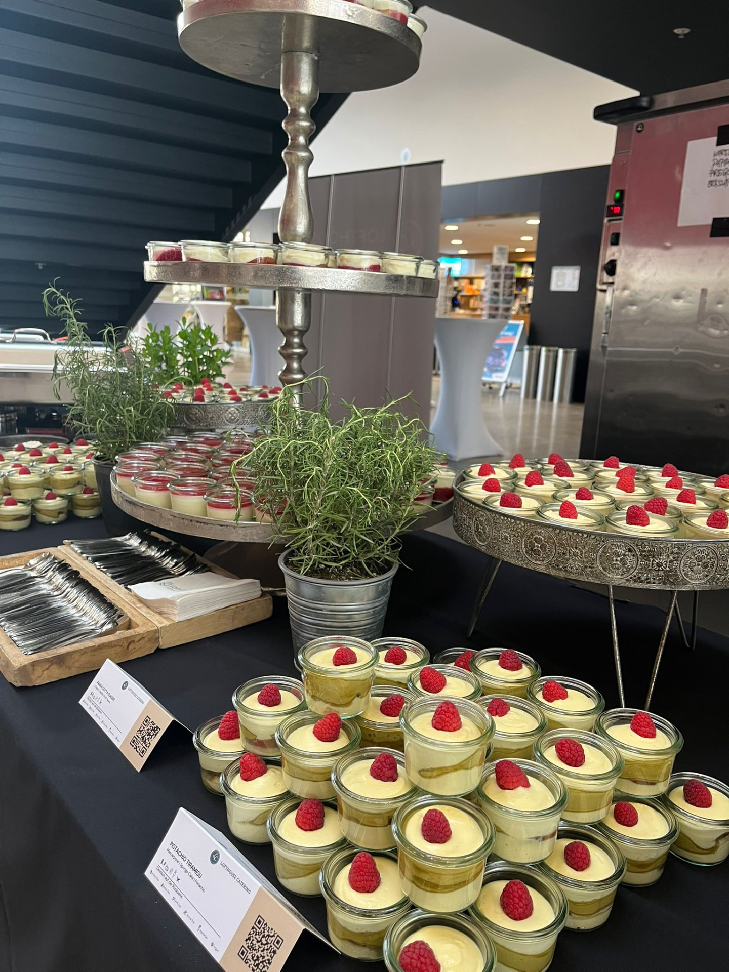 Fingerfood-Buffet im Glas mit Himbeeren für Kaffeepausen und Snacks
