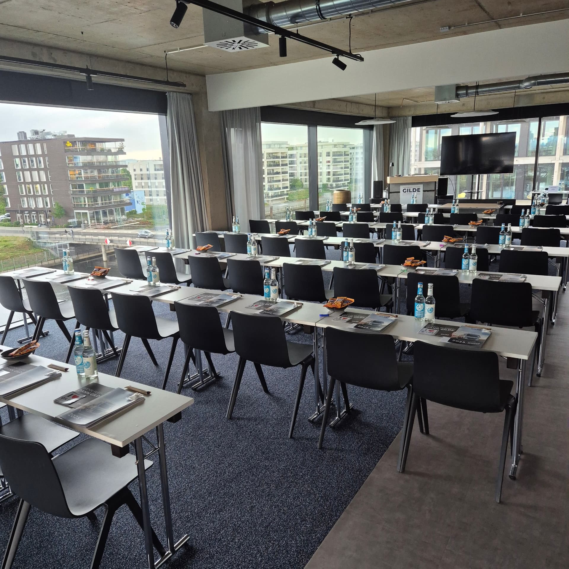 Parlamentarische Bestuhlung im Circle Cube mit Blick auf den Hafen und Bildschirm für Präsentationen