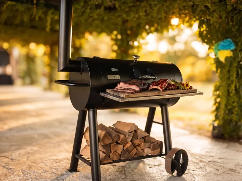 Frisch zubereitete Speisen auf einem Grill