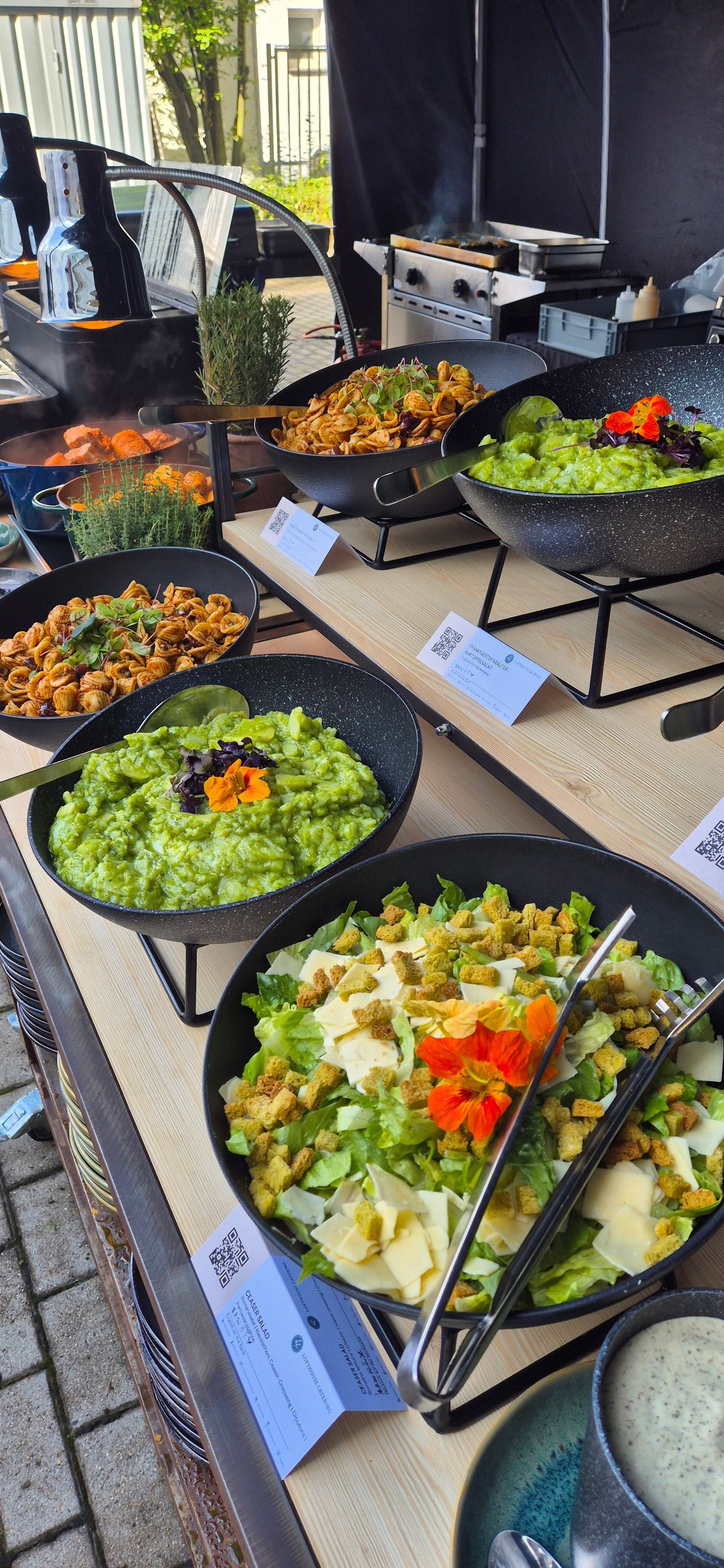 Exhibit stress-free: why full-service catering is the backbone of your trade show success