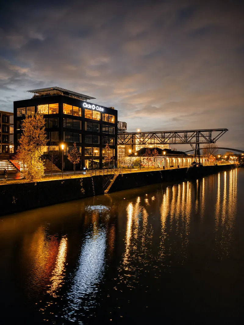 Circle Cube am Mainufer in der Abenddämmerung